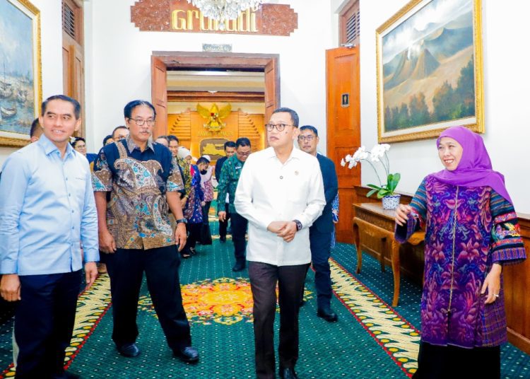 Menteri Perlindungan Pekerja Migran Indonesia Abdul Kadir Karding bersama Gubernur Jatim Khofifah Indar Parawansa