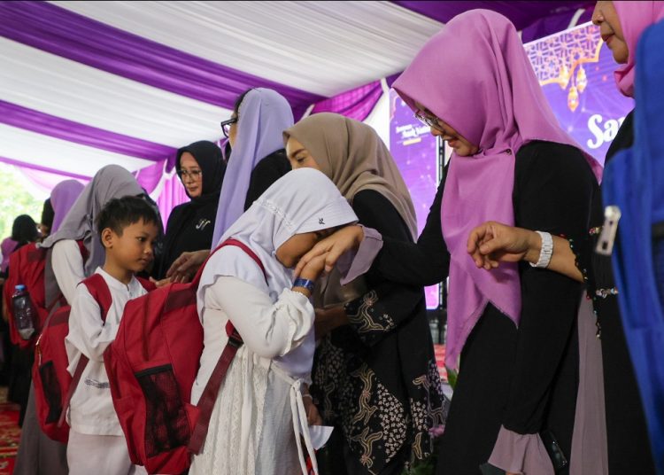 Pemberian santunan 1005 anak yatim dalam rangka memperingati 10 Muharram 1447 Hijriyah oleh Pemkot dan GOW Surabaya.