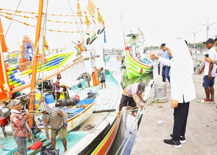 Gubernur Jatim Khofifah Indar Parawansa saat di Dermaga Muncar Banyuwangi.