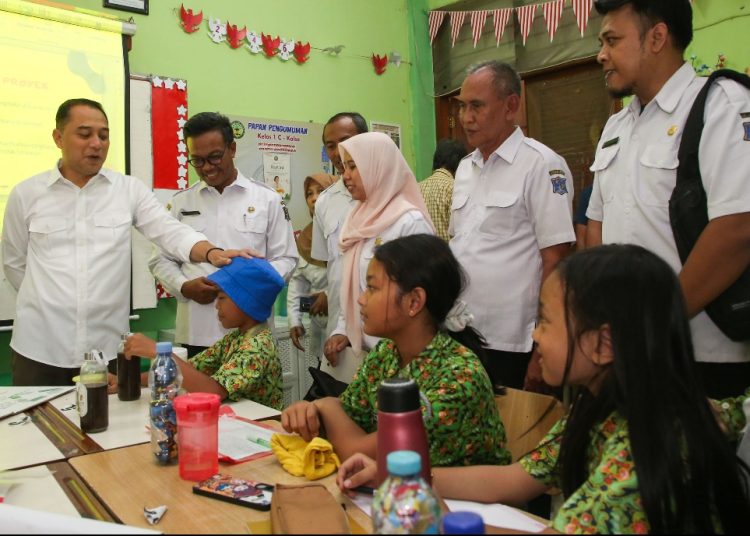 Foto dokumentasi Wali Kota Surabaya Eri Cahyadi saat meninjau MPLS tahun sebelumnya.