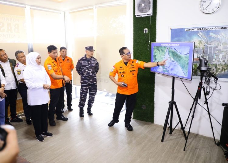 Gubernur Jatim Khofifah Indar Parawansa saat di posko pencarian Korban tenggelamnya KMP Turu Pratama.