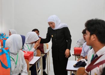 Gubernur Jawa Timur Khofifah Indar Parawansa meninjau siswa di hari pertama masuk Sekolah Rakyat di Probolinggo.