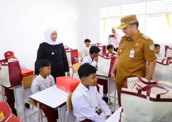 Gubernur Jatim Khofifah Indar Parawansa saat meninjau sekolah rakyat di Probolinggo.