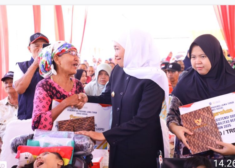 Gubernur Jawa Timur Khofifah Indar Parawansa saat penyaluran bantuan sosial bagi warga masyarakat rentan melalui program Roadshow Sapa Bansos di Probolinggo.