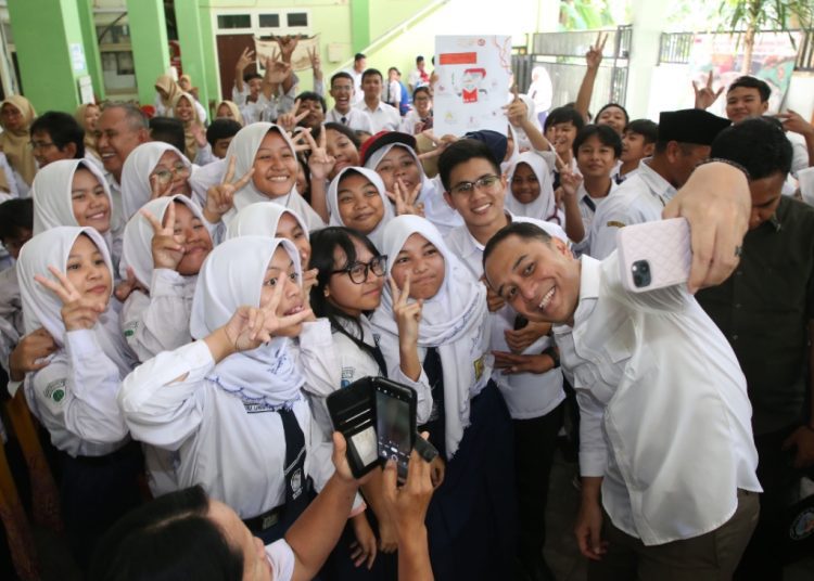 Wali Kota Surabaya Eri Cahyadi bersama para pelajar di salah satu sekolah.
