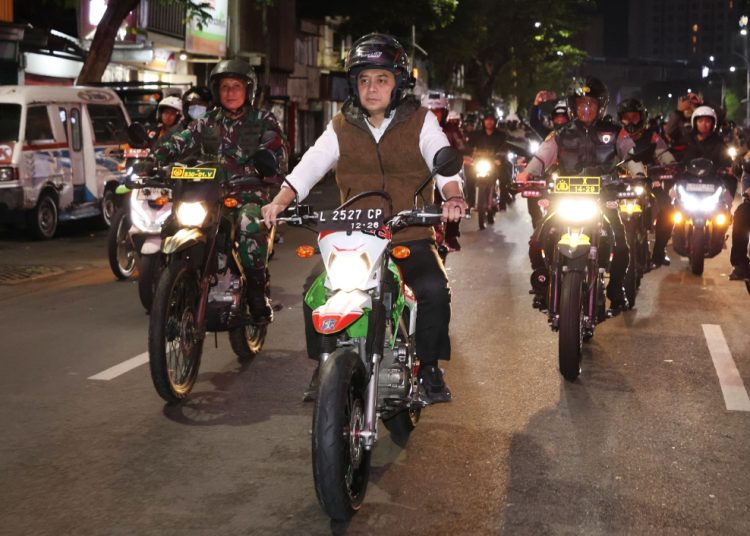 Wali Kota Surabaya Eri Cahyadi memimpin patroli jam malam untuk anak dengan menggandeng jajaran TNI dan Polri.