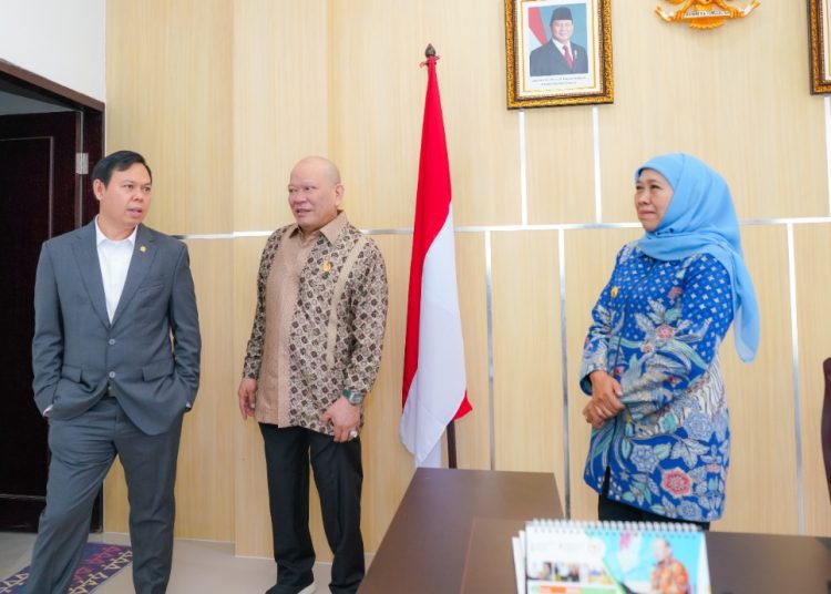 Gubernur Jatim Khofifah Indar Parawansa bersama Ketua DPD RI Sultan Baktiar Najamudin dan anggota DPD RI dari Provinsi Jawa Timur AA La Nyalla Mahmud Mattalitti dalam peresmian kantor DPD RI Jatim.