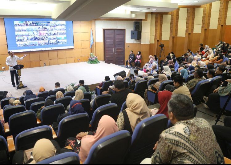 Wali Kota Surabaya Eri Cahyadi dalam acara Masa Orientasi Orang Tua jenjang PAUD, SD, dan SMP se-Kota Surabaya.