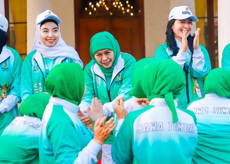 Gubernur Jatim Khofifah Indar Parawansa dalam pelepasan kontingen Jawa Timur akan yang akan mengikuti ajang Festival Olahraga Rekreasi Masyarakat Nasional (FORNAS) VIII Tahun 2025 di Provinsi Nusa Tenggara Barat.