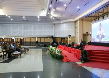Suasana telekonferensi peluncuran Koperasi Merah Putih oleh Presiden Prabowo Subianto yang diikuti di Surabaya.