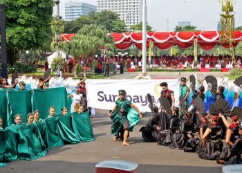Identitas visual 'Surabaya City of Heroes", terdiri dari logo dan slogan. Identitas ini dirancang untuk merepresentasikan wajah, semangat, dan karakter kota yang dinamis.