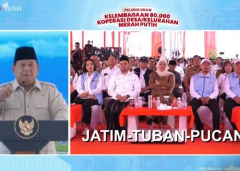 Gubernur Jatim Khofifah Indar Parawansa saat mengikuti peluncuran koperasi merah putih oleh Presiden Prabowo Subianto secara daring dari KDMP Pucangan Kecamatan Montong Kabupaten Tuban.