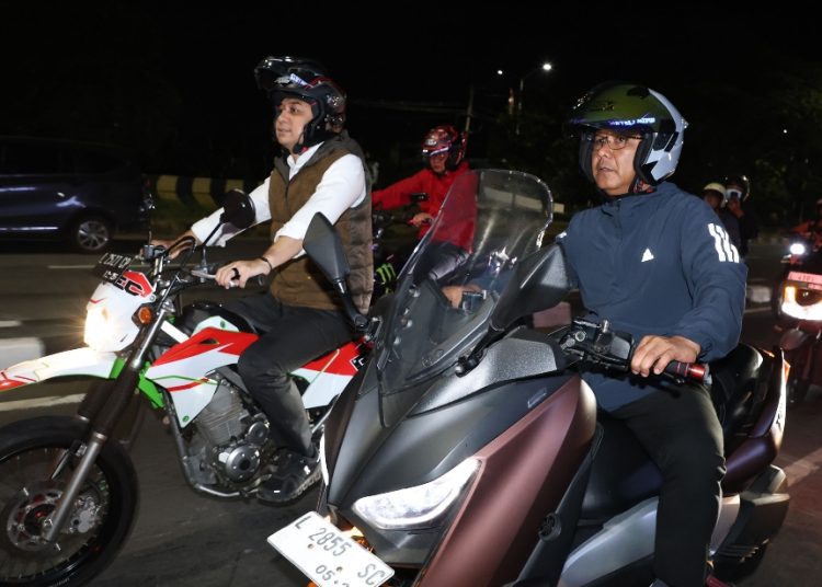 Wali Kota Surabaya Eri Cahyadi saat memimpin sweeping jam malam.