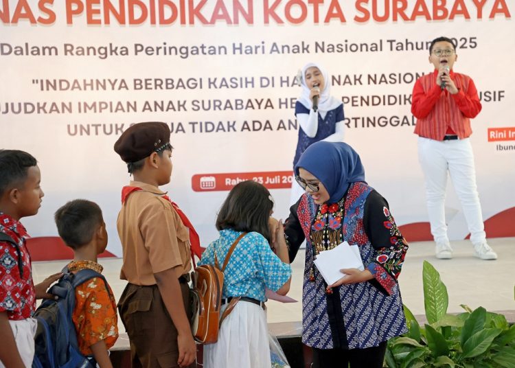 Pemberian santunan rangka memperingati Hari Anak Nasional 2025, di SMPN 12 Surabaya.