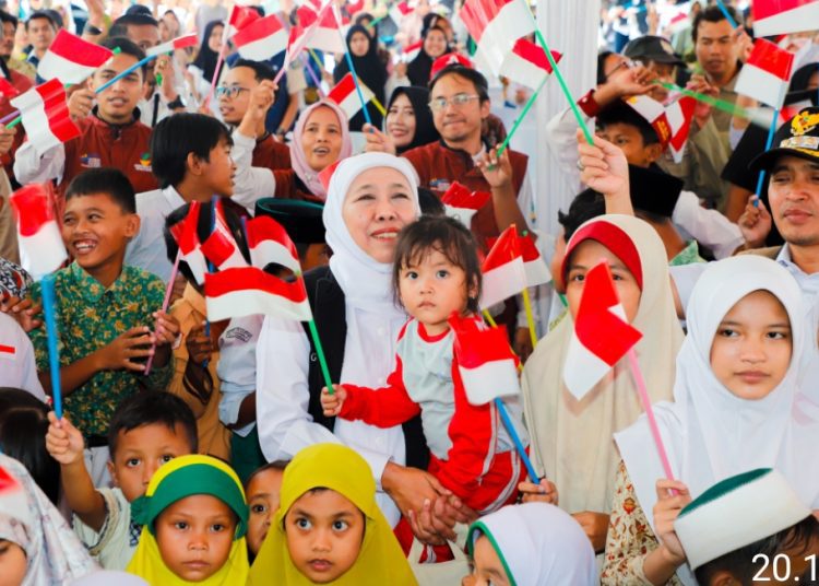 Gubernur Jatim Khofifah Indar Parawansa saat peringatan Hari Anak Nasional 2025 bersama anak-anak yatim dan calon murid Sekolah Rakyat (SR) Jenjang SMP di Taman Sekargadung, Kota Pasurua.