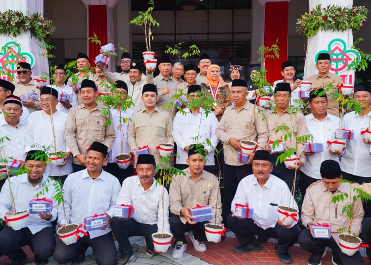 Gubernur Khofifah di sela acara pelantikan 38 Ketua Dewan Pimpinan Cabang (DPC) HKTI se-Jawa Timur masa bakti 2025–2030