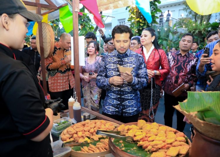 Wagub Jatim Emil Elestianto Dardak saat membuka Tong Tong Night Market di Malang.
