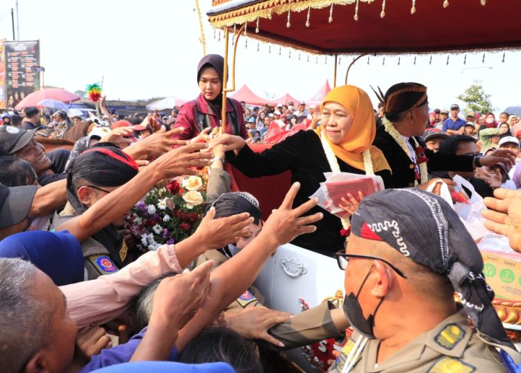 Gubernur Jatim Khofifah Indar Parawansa dalam Kirab Budaya Grebeg Tutup Suro Bantarangin 2025 yang diberangkatkan dari Monumen Bantarangin, Desa Somoroto, Kecamatan Kauman Kabupaten Ponorogo.
