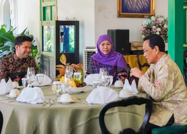 Gubernur Jatim Khofifah Indar Parawansa dan Wagub  Emil Elestianto Dardak bertemu Gubernur Daerah Istimewa Yogyakarta Sri Sultan Hamengku Buwono X di Kraton Kilen, Yogyakarta.