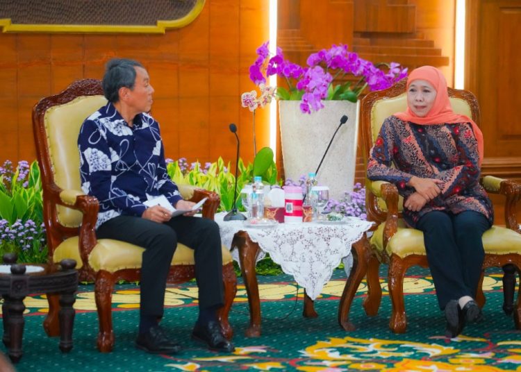 Gubernur Jawa Timur Khofifah Indar Parawansa bersama Konsul Jenderal Jepang di Surabaya Takonai Susumu