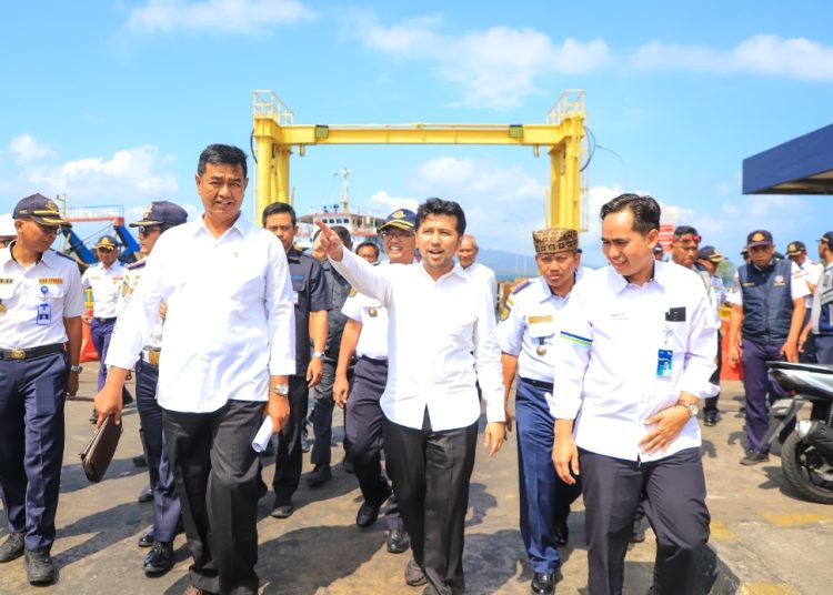 Wakil Gubernur Jatim Emil Elestianto Dardak saat tinjauan lapangan di ASDP Pelabuhan Ketapang, Banyuwangi.
