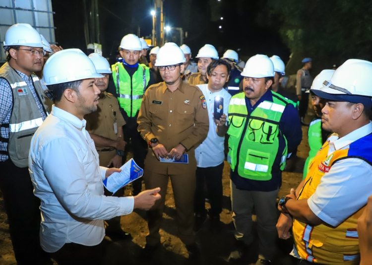 Wakil Gubernur Emil Elestianto Dardak meninjau jalur tikungan mbah singo, Kabupaten Jember.