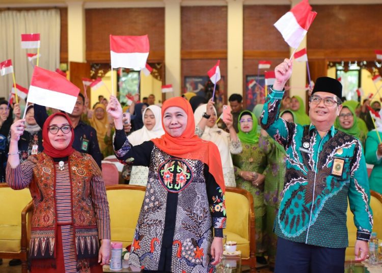 Menteri Pemberdayaan Perempuan dan Perlindungan Anak Arifah Fauzi bersama Gubernur Jawa Timur Khofifah Indar Parawansa.