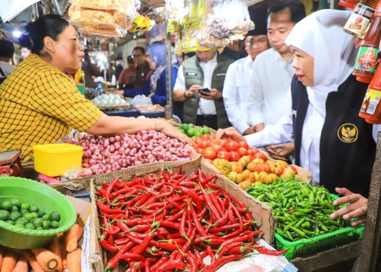 Gubernur Jatim Khofifah Indar Parawansa saat di Pasar Tanjung Jember.