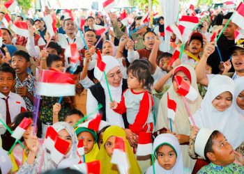 Gubernur Jawa Timur Khofifah Indar Parawansa Bersama bersama anak-anak yatim dan calon murid Sekolah Rakyat (SR) Jenjang SMP di Taman Sekargadung, Kota Pasuruan.