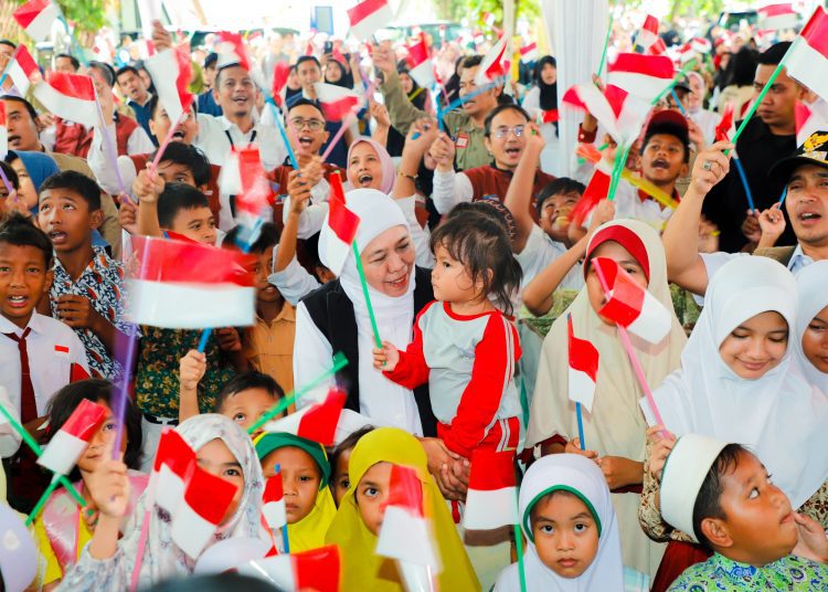 Gubernur Jawa Timur Khofifah Indar Parawansa Bersama bersama anak-anak yatim dan calon murid Sekolah Rakyat (SR) Jenjang SMP di Taman Sekargadung, Kota Pasuruan.