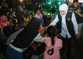 Gubernur Jawa Timur Khofifah Indar Parawansa di sela penutupan gelar Peralatan Penanggulangan Bencana Tahun 2025 oleh BPBD Jatim di Kebun Raya Purwodadi, Kabupaten Pasuruan.