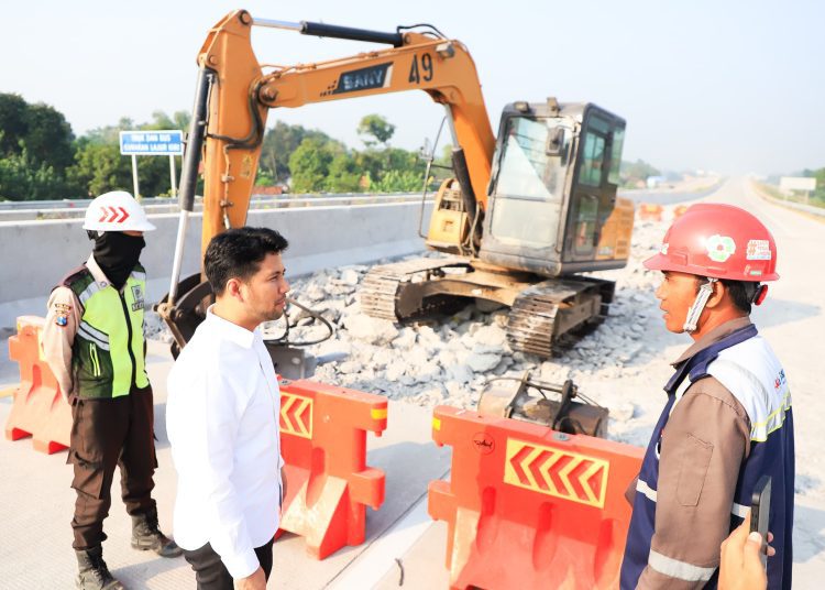 Wagub Jatim Emil Elestianto Dardak saat meninjau pembangunan konstruksi jalur tol Gending-Kraksaan dan Kraksaan-Paiton di pintu tol Kraksaan, Probolinggo.