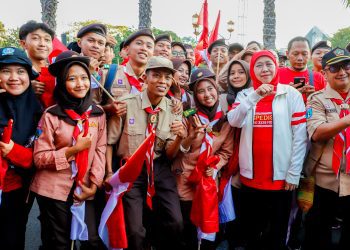 Gubernur Jawa Timur Khofifah Indar Parawansa dlam pemberankatan 361 Tim Ekspedisi 80 Arjuno dari halaman Gedung Negara Grahadi, Surabaya.