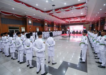 Pengukuhan 97 anggota Paskibraka Kota Surabaya Tahun 2025 di Graha Sawunggaling.