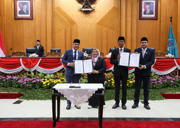 Penandatanganan nota kesepakatan dalam rapat paripurna yang digelar di gedung DPRD Surabaya
