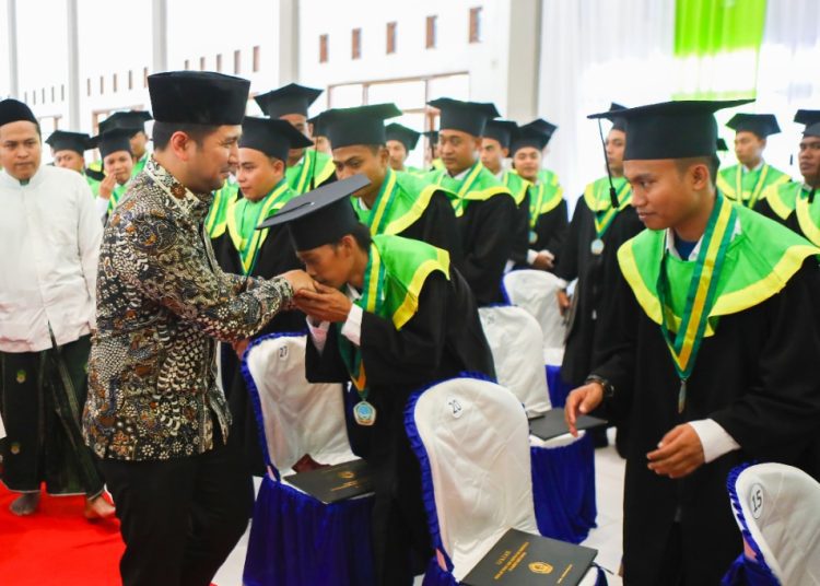 Wagub Jatim Emil Elestianto Dardak dalam acara Wisuda Ketiga STIDKI Al-Hamidy Program Studi Komunikasi dan Penyiaran Islam yang digelar di kampus STIDKI Al-Hamidy, Kabupaten Pamekasan.