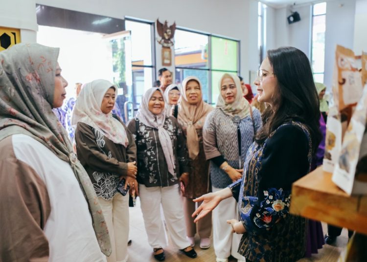 Arumi Bachsin saat menerima kunjungan Dekranasda Provinsi Kepulauan Riau di kantor Dinas Koperasi dan UKM Provinsi Jawa Timur, Sidoarjo,.