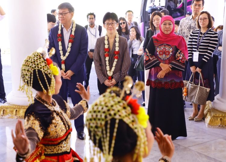 Penyambutan kunjungan Duta Besar Singapura untuk Indonesia HE. Kwok Fook Seng, beserta delegasi peserta 32nd Senior Management Programme (SMP) di Gedung Negara Grahadi Surabaya.