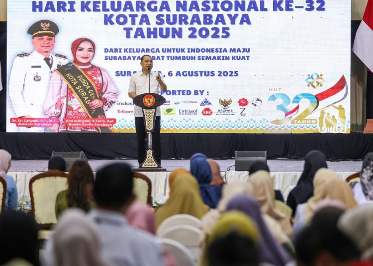 Wali Kota Surabaya Eri Cahyadi dalam peringatan Hari Keluarga Nasional ke-32 yang digelar di Convention Hall, Jalan Arief Rahman Hakim.