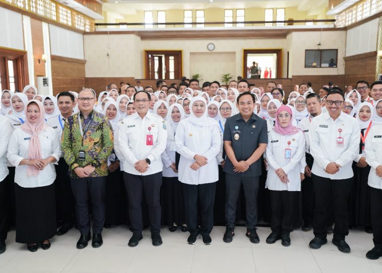 Gubernur Jawa Timur Khofifah Indar Parawansa berfoto bersama di sela peringatan Hari Ulang Tahun ke-68 Lembaga Administrasi Negara Republik Indonesia.