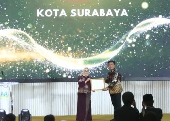 Penyerahan penghargaan Kota Layak Anak kategori utama oleh Menteri Pemberdayaan Perempuan dan Perlindungan Anak Arifah Fauzi kepada  Kepala Badan Perencanaan Pembangunan Daerah, Penelitian, dan Pengembangan Kota Surabaya, Irvan Wahyudrajad.
