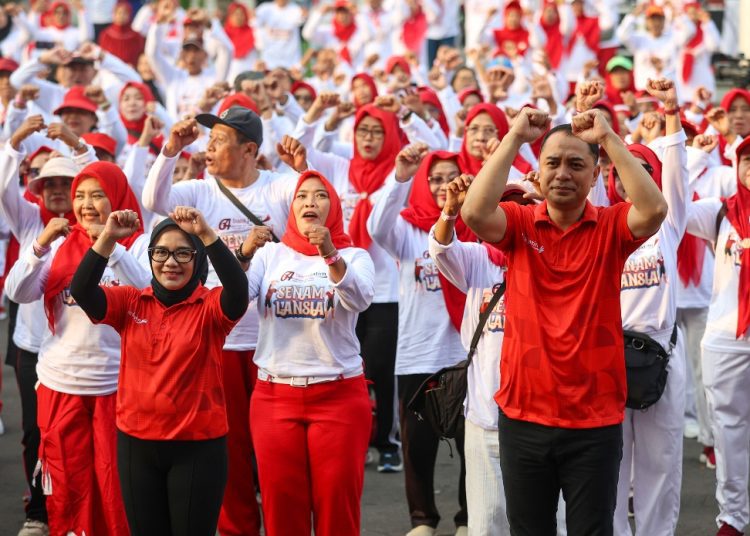 Senam Lansia dalam rangka memperingati Hari Ulang Tahun (HUT) ke-64 Bank Jatim di halaman Balai Kota Surabaya.