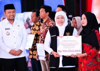 Gubernur Jatim Khofifah Indar Parawansa saat menyalurkan berbagai bantuan sosial untuk masyarakat Sampang.