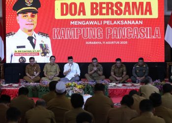 Doa bersama sekaligus mengawali pelaksanaan Kampung Pancasila di lobby lantai 2 Balai Kota Surabaya.
