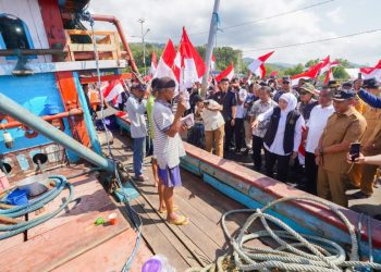 Gubernur Jawa Timur Khofifah Indar Parawansa berbincang dengan nelayan di Pelabuhan Tamperan Pacitan.