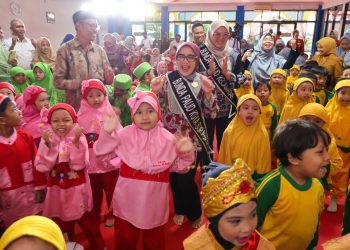 Bunda PAUD Kota Surabaya, Rini Indriyani saat Satpol PP Goes to PAUD di TK Darut Taqwa Kupang XXII Nomor 14, Surabaya.