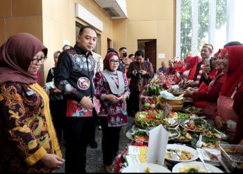 Wali Kota Surabaya Eri Cahyadi meninjau hasil lomba memasak di acara Surabaya Great Expo.