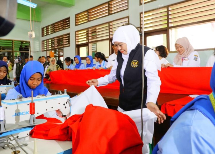 Gubernur Jatim Khofifah Indar Parawansa menyaksikan penjahitan bendera merah putih dalam rangka peringatan HUT Kemerdekaan RI ke-80.