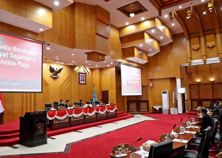 Suasana rapat paripurna di DPRD Surabaya dengan agenda pengajuan Perubahan Anggaran Pendapatan dan Belanja Daerah (P-APBD) Tahun 2025.