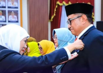 Penyematan menyematkan Tanda Kehormatan Satyalancana Karya Satya oleh Gubernur Jatim Khofifah Indar Parawansa.